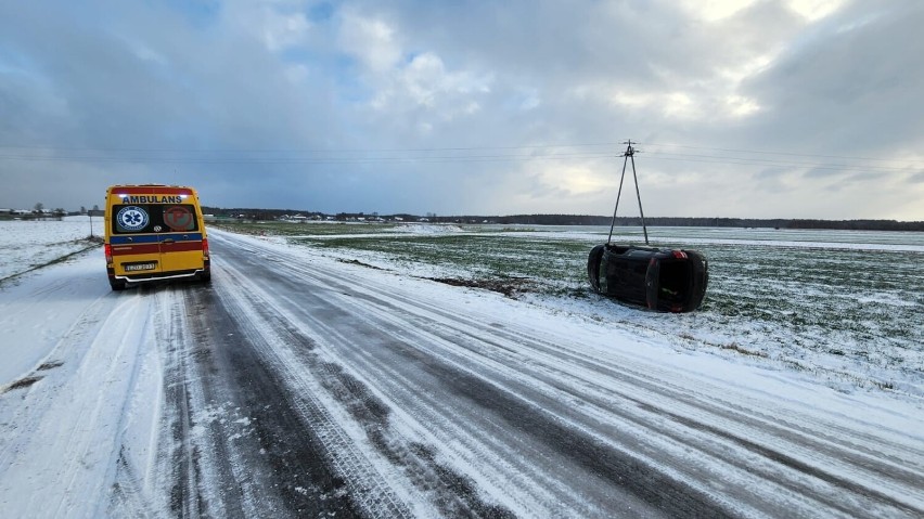 Uwaga kierowcy, na drogach jest niebezpiecznie! W powiecie zduńskowolskim doszło do wypadku. Dwie osoby trafiły do szpitala ZDJĘCIA