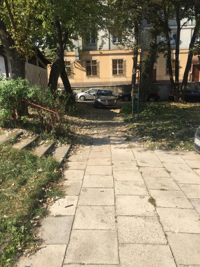 Mieszkańcy Zagórskiej w Kielcach, koło Biedronki nie mają gdzie parkować, choć wykupili miejsca 