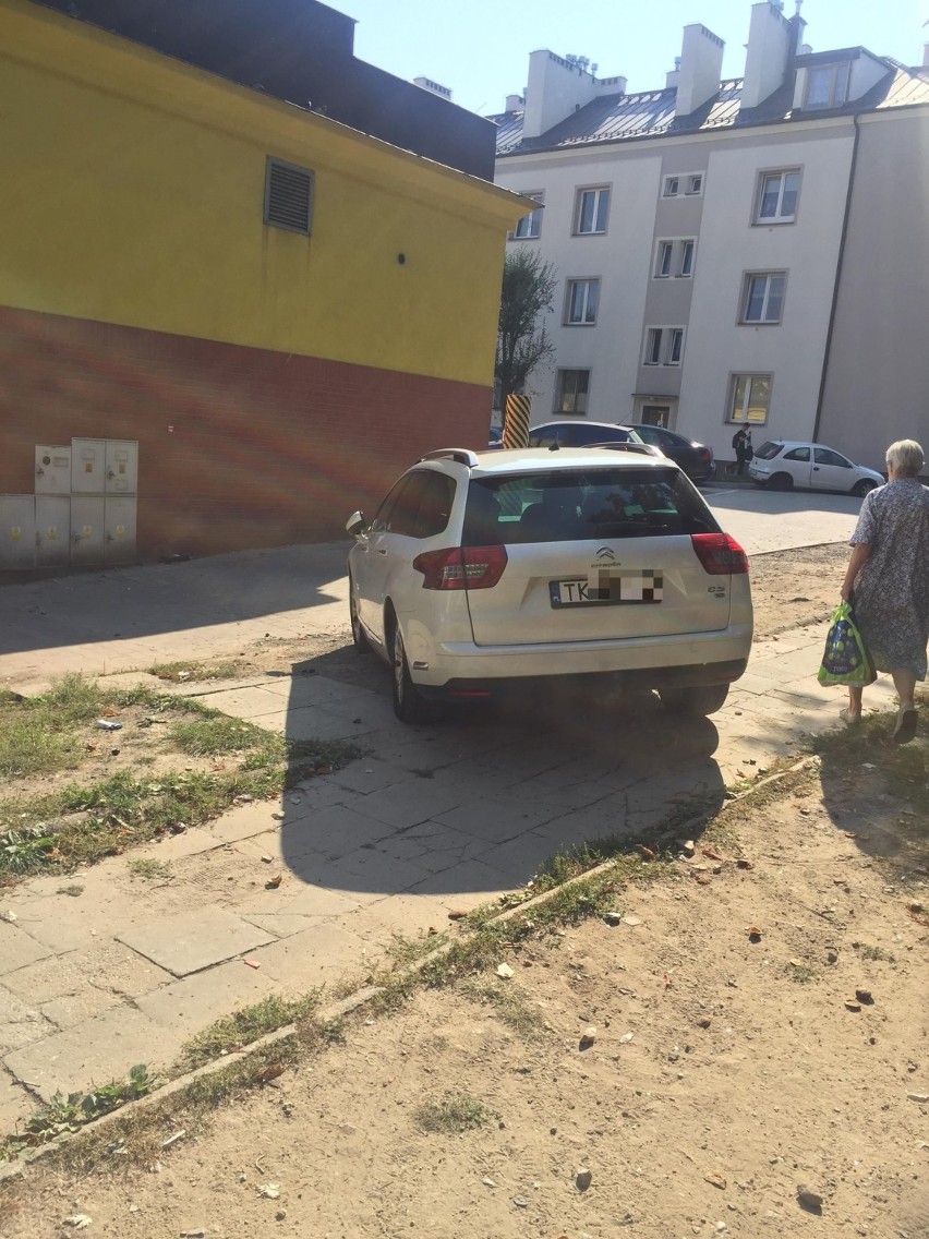Mieszkańcy Zagórskiej w Kielcach, koło Biedronki nie mają gdzie parkować, choć wykupili miejsca 
