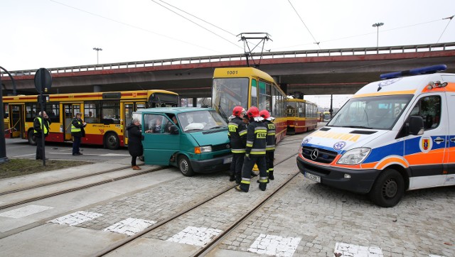 Wypadek MPK Łódź na Trasie WZ. Zderzenie tramwaju z busem