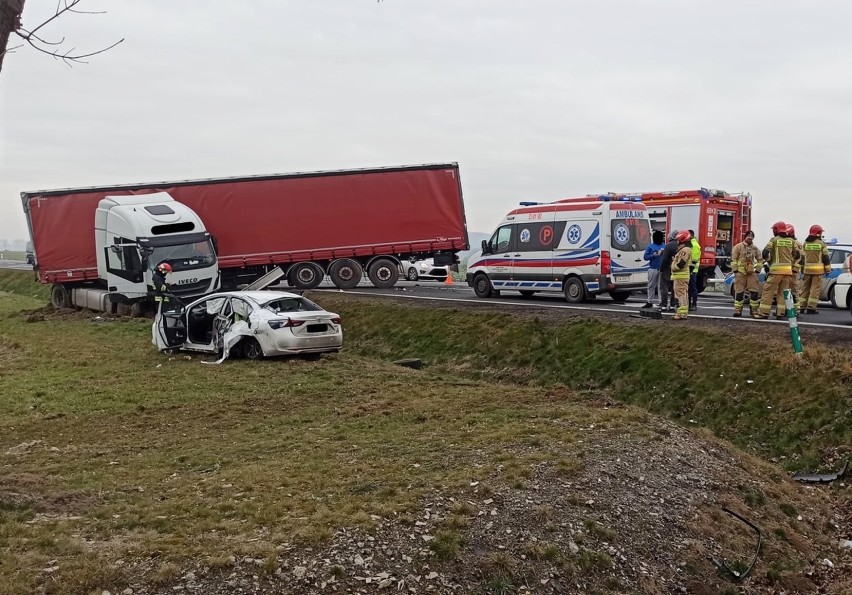 Wypadek na krajowej 5. Jedna osoba została ranna! ZDJĘCIA