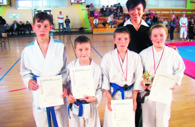 Zawodnicy z kościerskiego klubu karate wrócili z Bytowa z medalami, pucharami i dyplomami