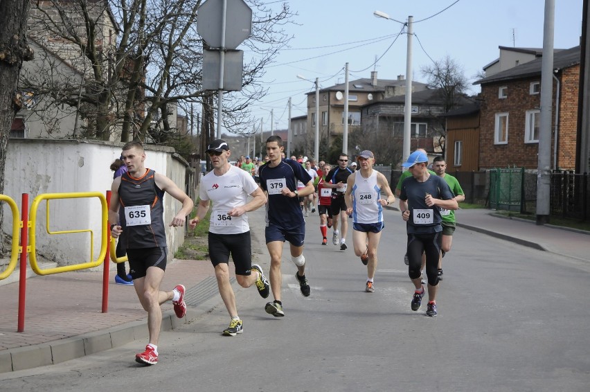 Półmaraton Dąbrowski gromadzi na starcie setki amatorów...