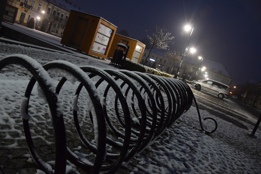 Pierwszy śnieg w Sieradzu. Zobacz jak wyglądało miasto w sobotni ranek ZDJĘCIA