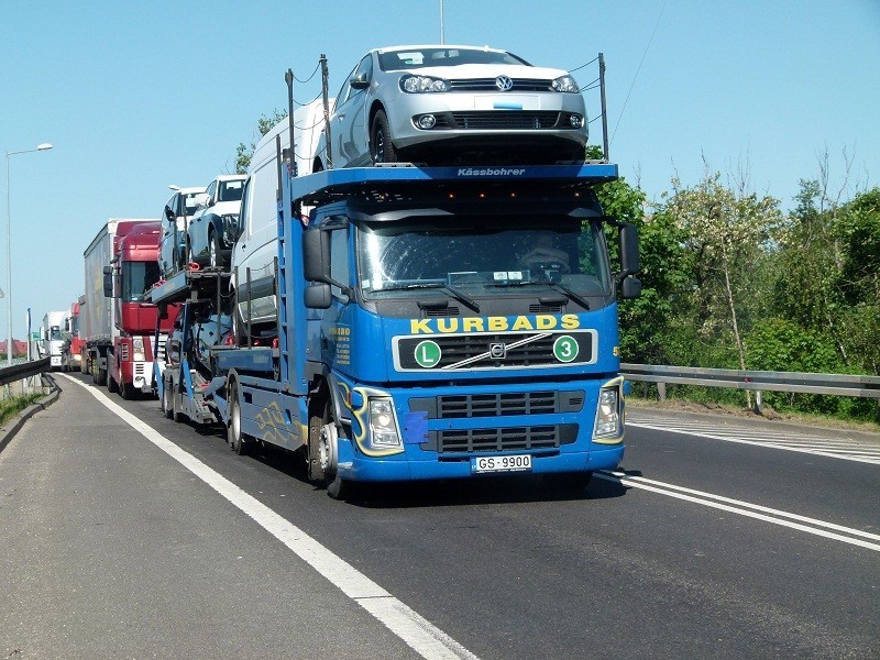 Do wypadku doszło w piątek o godzinie 4.45. Kierowca volvo,...