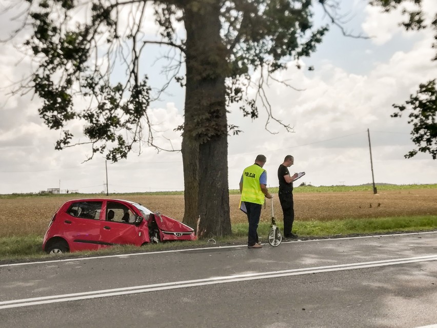 Wypadek w Tychnowach. 81-letni kierowca uderzył w drzewo, ciężko ranny trafił do szpitala [ZDJĘCIA]