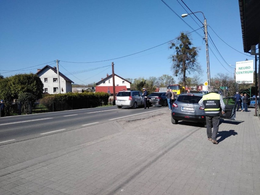 Utrudnienia w ruchu na dk 52 na granicy Jaroszowic i Wadowic po zderzeniu czterech samochodów osobowych