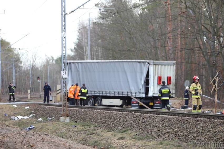 Ciężarówka wjechała pod pociąg Intercity Warszawa-Wrocław. Kierowca zginął na miejscu [ZDJĘCIA] 