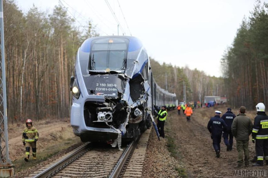 Ciężarówka wjechała pod pociąg Intercity Warszawa-Wrocław. Kierowca zginął na miejscu [ZDJĘCIA] 