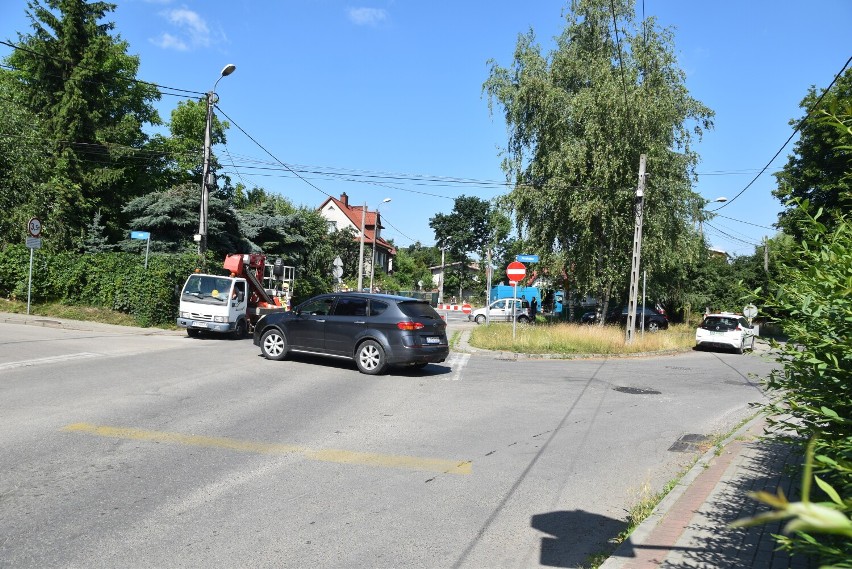 Część kierowców decyduje się objechać zamknięty odcinek...