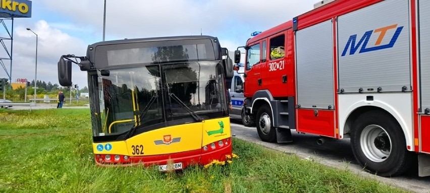 W Kielcach miejski autobus wjechał do rowu. Służby ratunkowe w akcji [ZDJĘCIA]