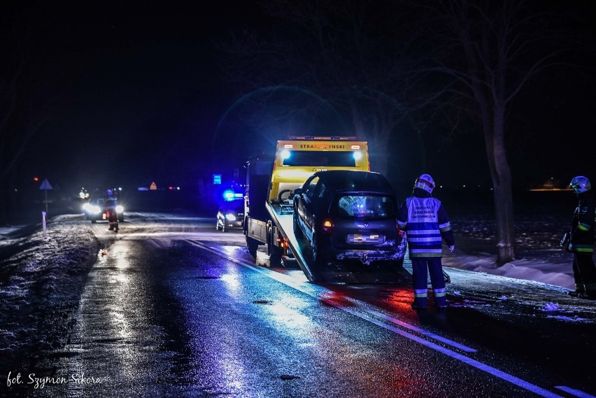 W sobotni wieczór auto wypadło z drogi [ZDJĘCIA]