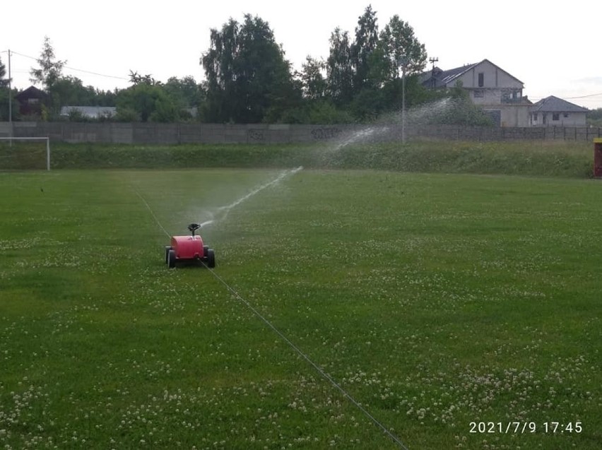 Trwa renowacja murawy głównej płyty stadionu i boiska...