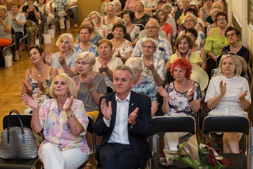 Świętokrzyski Rajd Seniorów Związku Nauczycielstwa Polskiego w Pińczowie. Historię miasta i zabytki poznawało 160 osób. Zobaczcie zdjęcia