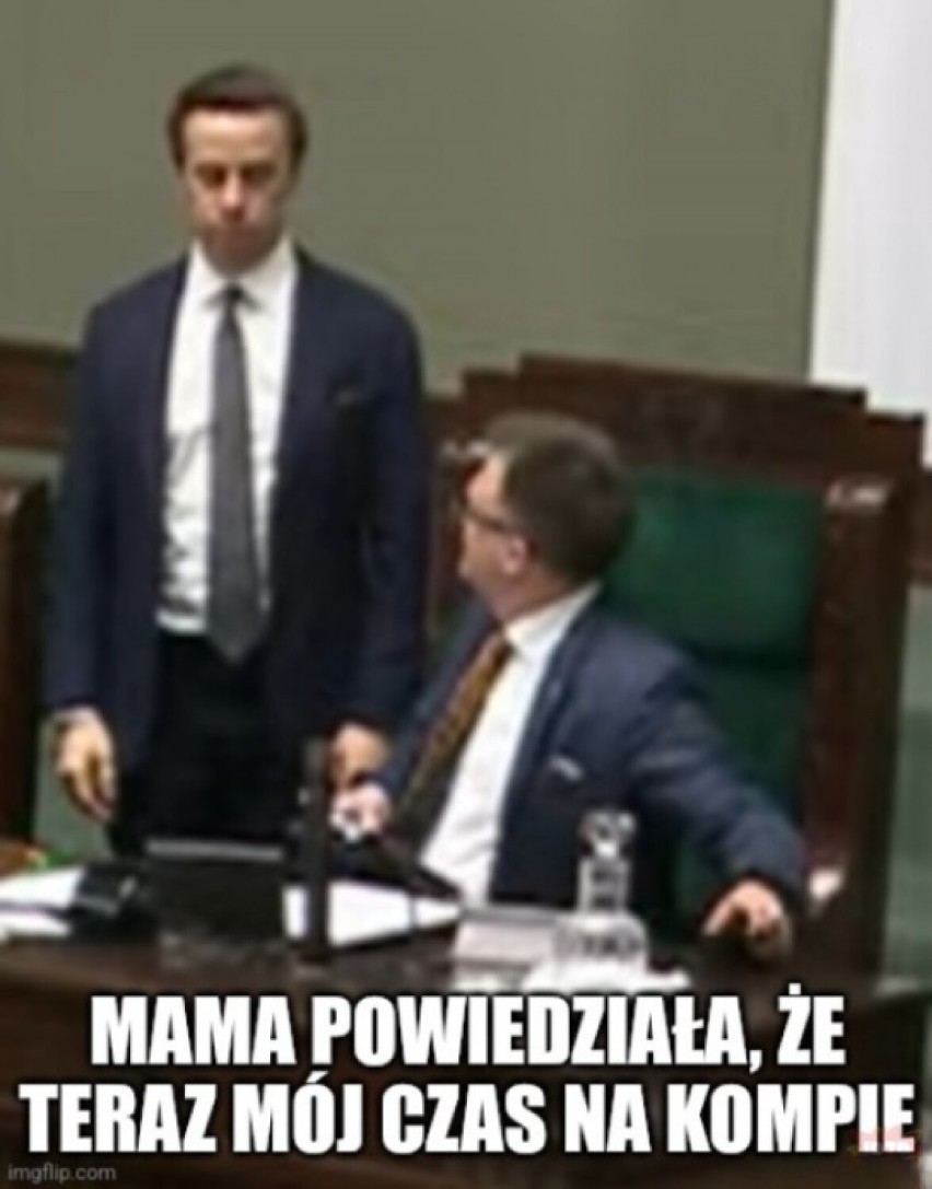 Dzieje się w Sejmie! Śmiech i polityka w jednym - oto MEMY.  Bohaterami Tusk, Hołownia, Morawiecki...