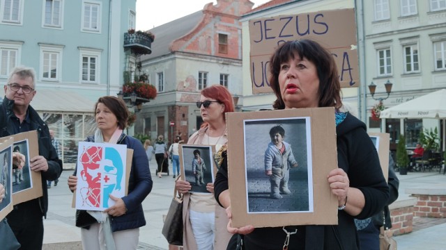 Protest w Rynku Trybunalskim w Piotrkowie w związku z kryzysem na granicy z Białorusią, 05.10.2021