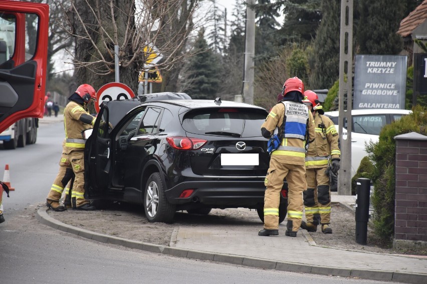 Pleszew. Samochód uderzył w drzewo na ulicy Piaski. Dwie osoby, w tym dziecko, trafiły do szpitala