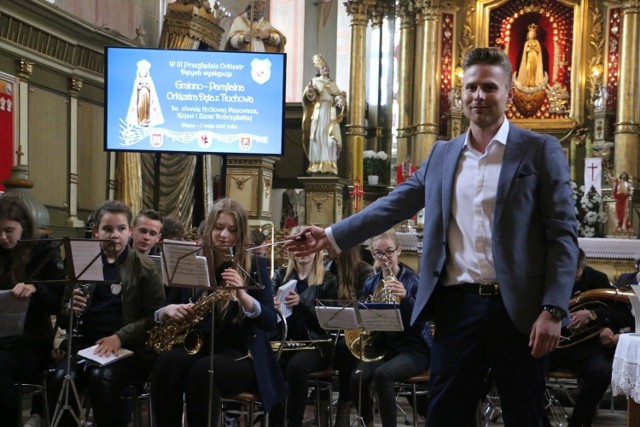 Nawet kiepska pogoda nie przeszkodziła w organizacji trzeciego już Przeglądu Orkiestr Dętych ku chwale Królowej Mazowsza, Kujaw i Ziemi Dobrzyńskiej. Niektórych deszcz przestraszył, ale w klasztorze wystąpiły cztery zespoły. Po trzy utwory zaprezentowały orkiestry z Brzeźna, Tłuchowa, Skępego i Drobina. Na końcu wszyscy razem zaprezentowali kilka znanych utworów, a licznie zebrani widzowie przyklaskiwali do rytmu.

Na rozgrzanie serwowana była grochówka, którą ufundował Piotr Wojciechowski, burmistrz miasta i gminy Skępe. Jednak przegląd to prawdziwa uczta dla uszu nie tylko melomanów.

Przegląd zorganizowano z ogromną pomocą Klasztoru oo. Bernardynów. Cegiełkę dorzucił także Urząd Marszałkowski.

Wszyscy otrzymali pamiątkowe statuetki i prezenty, a goście prócz niezapomnianych wrażeń otrzymali pamiątkowe przypinki. - Prawdziwa uczta muzyczna. Doskonała zabawa- mówili goście, wychodząc z klasztoru. 

Więcej w dzisiejszym "Tygodniku Lipnowskim".