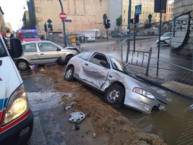 W godzinach porannych w Łodzi na skrzyżowaniu ulic Kilińskiego i Nawrot doszło do zderzenia dwóch aut osobowych. 

Ze wstępnych informacji wynika, że nikt nie ucierpiał i zdarzenie zakwalifikowano jako kolizję. Sprawca jadący samochodem renault po zderzeniu wpadł na hydrant. Jak podała policja samowolnie oddalił się z miejsca zdarzenia.

Komunikacja miejska MPK
Ruch  tramwajów wstrzymano na ul. Kilińskiego przy ul. Nawrot w kierunku do ul. Tuwima.
Zatrzymano również ruch autobusów na ul. Nawrot  przy ul. Kilińskiego w kierunku do ul. Wodnej. 

Tramwaje kierowane objazdem
Linia:- 1, 5 - od węzła Klińskiego/Piłsudskiego ulicami: Piłsudskiego, Piotrkowska-Centrum, Mickiewicza, Kościuszki, Zielona, Narutowicza na właściwe trasy.
- 18 - od węzła Piłsudskiego/Kilińskiego ulicami: Piłsudskiego, Kopcińskiego, Narutowicza na właściwe trasy.

Autobusy linii
- 80, 83 - od węzła Nawrot/Kilińskiego ulicami: Kilińskiego, Rodzin Poznańskich, Rodziny Scheiblerów, Tuwima na właściwe trasy.
Zmiana tras w podanych kierunkach. Ruch zostanie wznowiony za zgodą służb miejskich.

WIDEO I ZDJĘCIA Z MIEJSCA WYPADKU - KLIKNIJ DALEJ