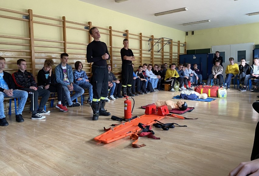 Pierwsza pomoc i zasady ewakuacji w "elektryku". Strażacy szkolili młodzież z ZSE-E w Radomsku