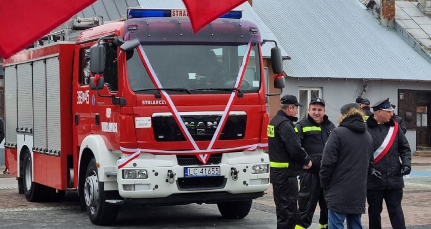 Druhowie z OSP w Wojsławicach otrzymali wóz strażacki. Zobacz zdjęcia