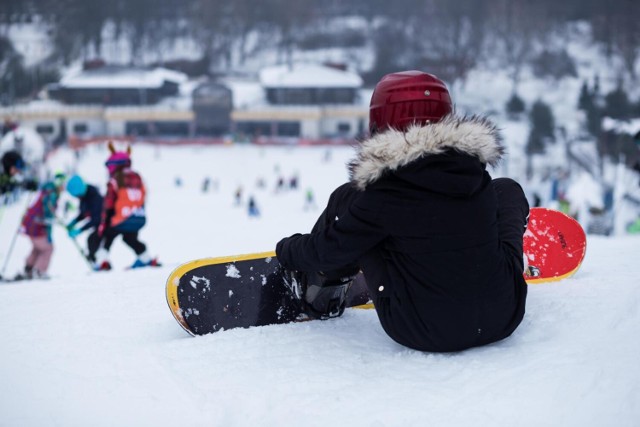 Górka Szczęśliwicka pozwala cieszyć się z jazdy na nartach bez opuszczania warszawy. Stok na Ochocie, to sztuczne wzniesienie mające 152 m n.p.m. Na Całorocznym Stoku Narciarskim na fanów nart i snowboardu czeka stok ze sztuczną nawierzchnią, z którego można korzystać nawet, gdy nie pada śnieg, dwa wyciągi - orczykowy i krzesełkowy oraz wypożyczalnie sprzętu i szkółki narciarskie. Stok jest czynny codziennie od 10 do 20 i stanowi jedną z największych zimowych atrakcji stolicy.
