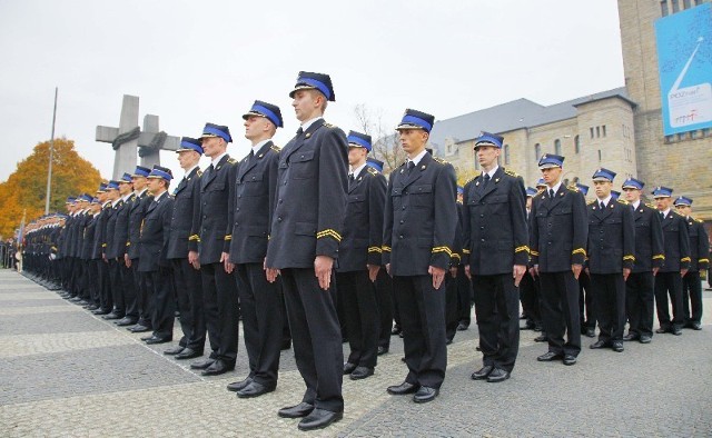 Dzisiaj 101 kadetów I roku Szkoły Aspirantów Państwowej Straży Pożarnej ślubowali dziś na pl. Adama Mickiewicza. Szkoła obchodzi właśnie 60-lecie istnienia.

Zobacz więcej:   Ślubowanie kadetów I roku Szkoły Aspirantów Państwowej Straży Pożarnej