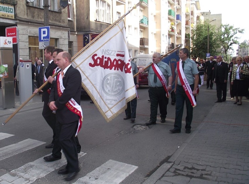 Złożenie kwiatów pod tablicami Romka Strzałkowskiego i...