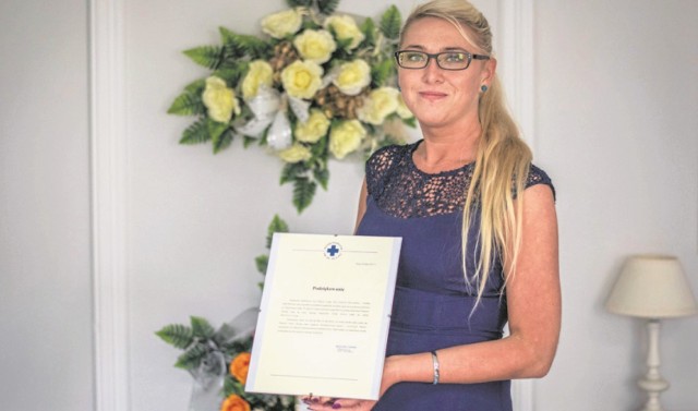 b Elżbieta Muszyńska-Grubba, właścicielka zakładu pogrzebowego Eternum otrzymała podziękowania od Puckiego Hospicjum pw. św. Ojca Pio