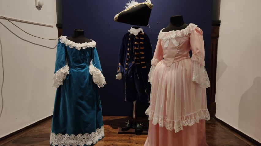 Wystawa "Rekonstrukcje ubiorów dziecięcych od XVII do XIX...