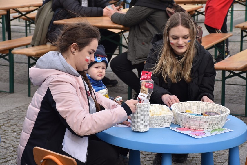 Wzruszające sceny na pleszewskim rynku. W centrum miasta...