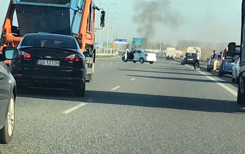 Pożar samochodu na autostradzie A1 powoduje ogromne korki na...