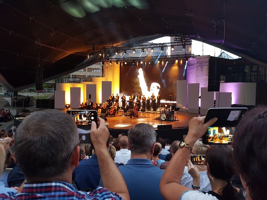 Oświadczyny na koncercie muzyki Queen w Opolu. Jak zareagowała wybranka?