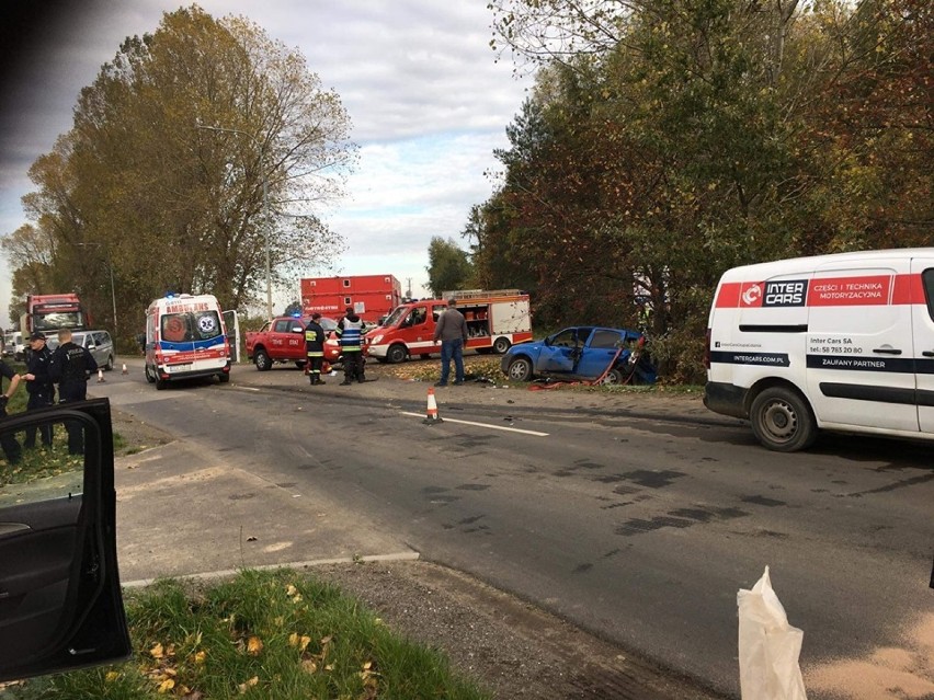 Wypadek w Cedrach Wielkich. Samochód zawisł nad rowem. Jedna osoba ranna [ZDJĘCIA]