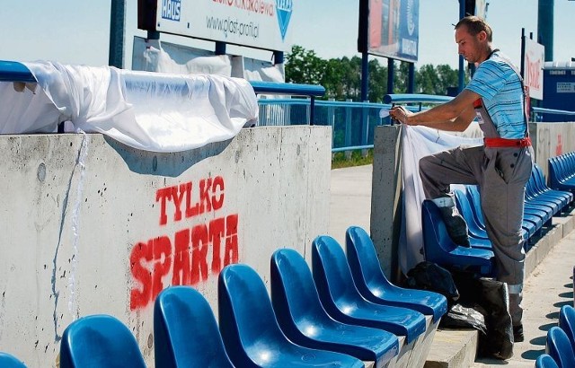 Kilkadziesiąt napisów, także wulgarnych, oszpeciło stadion im. Alfreda Smoczyka. Na czas meczu zostały zakryte