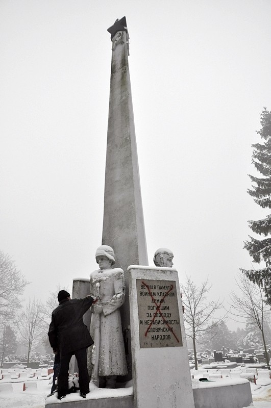 Zdewastowali pomnik żołnierzy radzieckich [ZDJĘCIA]