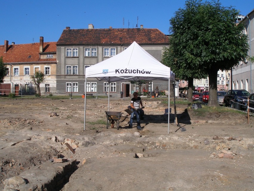 Archeolog Jarosław Lewczuk opracowuje wyniki badań...