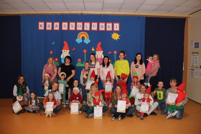 Najmłodsza grupa z Przedszkola nr 1 w Brzezinach obchodziła podwójne święto: imieniny i pasowanie na przedszkolaka