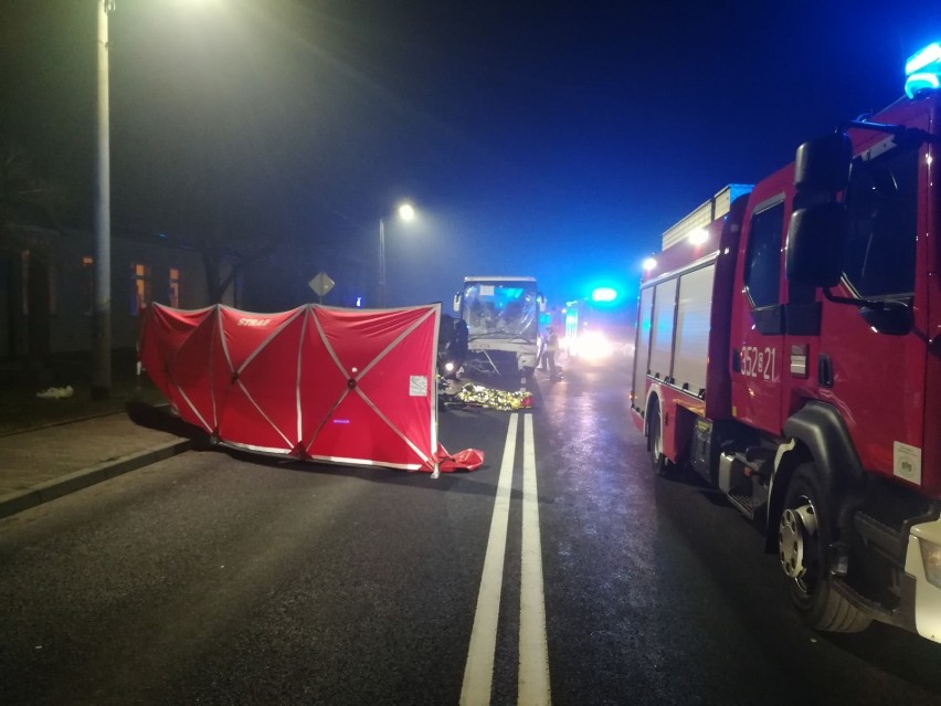 Zderzenie samochodu osobowego z autokarem w Blachowni. Dwie osoby nie żyją