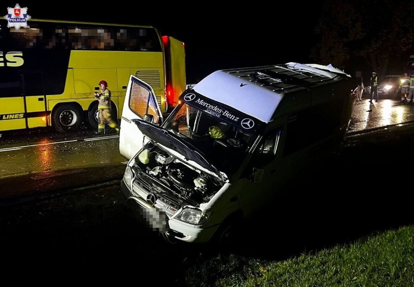 Powiat chełmski. W nocy zderzyły się ze sobą autokar, bus, laweta i ciągnik