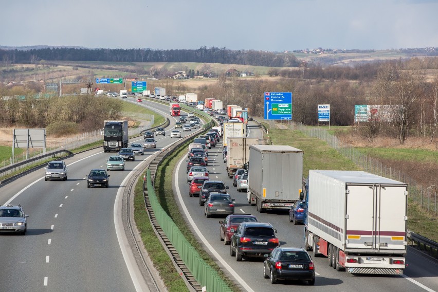 Ogromne korki na obwodnicy Krakowa (A4). Policja radzi [ZDJĘCIA]