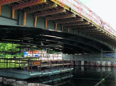 Trzyprzęsłowy, 84-metrowy stalowy most na Gwdzie jeszcze &#8222;pracuje&#8221;