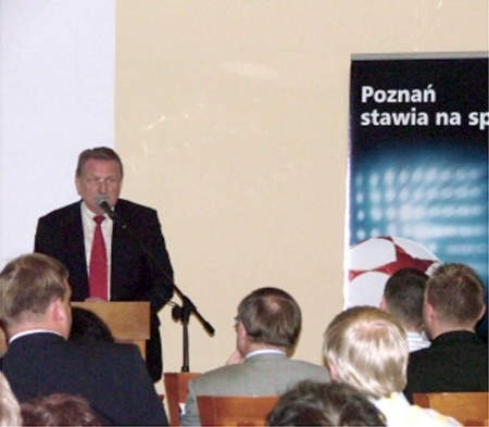 Wystąpienie prezesa wronieckiego holdingu, Jacka Rutkowskiego, spotkało się z ciepłym przyjęciem. - Fot. www.lech.poznan.pl