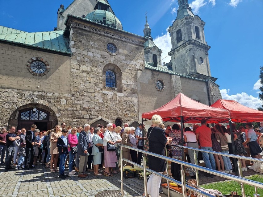 Druga edycja letniego kiermaszu ciast i miodów u Cystersów w Jędrzejowie. Słynnego śmietanowca proboszcza próbował nawet Jerzy Zelnik