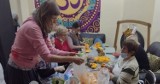 Suwalscy seniorzy gotowali zupę migrantom i wolontariuszom pracującym na granicy