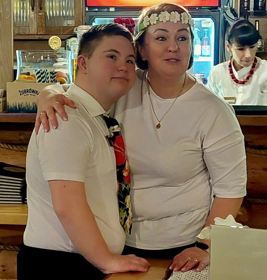 Lena i Szymon jako kelnerzy obsługiwali gości w Karczmie...