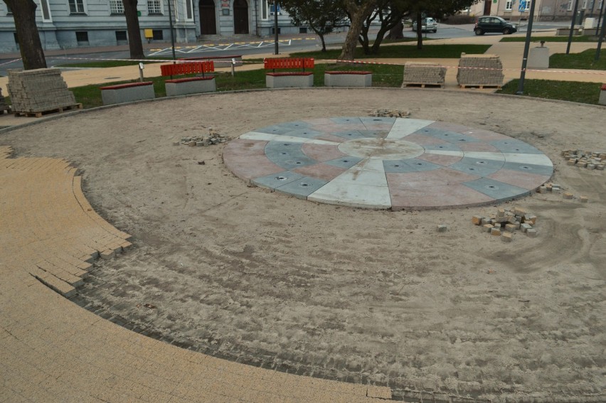Plac Plebiscytowy w Kwidzynie. Woda z fontanny nie będzie już zalegać na trawie 