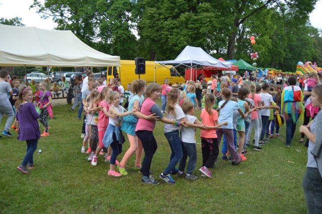 Dzieci ze szkół i przedszkoli gminy Somonino z okazji Dnia Dziecka korzystały z atrakcji w leśniczówce Sarni Dwór. Bawiło się tu ponad tysiąc dzieci.