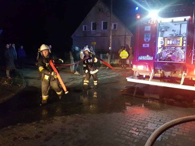 Do pożaru doszło w środę, 28 listopada, w Krępie - dzielnicy Zielonej Góry. Pożar objął poddasze domu przy ul. Łąkowej. Z ogniem walczyło siedem jednostek straży pożarnej zawodowej oraz ochotnicze.




Pożar wybuchł około godz. 18.15. Płomienie objęły poddasze. Na miejsce szybko dotarły wozy zawodowej straży pożarnej oraz OSP. Kiedy strażacy dojechali na miejsce paliło się poddasze domu. Dwie osoby wyszły z domu samodzielnie. Mówiły, że nawdychały się dymu, ale nic im nie jest. Na miejsce dojechała również ekipa pogotowia ratunkowego oraz policja.

O godz. 18.40 było już siedem wozów straży pożarnej i cały czas trwała walk z pożarem. Strażacy zdążyli go już opanować. Woda była lana z wewnątrz domu oraz z wysięgnika.

Przyczyna pożaru będzie ustalana. Jak się dowiedzieliśmy, na poddaszu strażacy zobaczyli otwarty piec.

