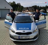 Poszukiwania 87-letniej kobiety w Jasienicy. Półprzytomną seniorkę leżącą w wysokiej trawie znaleźli policjanci z Jasienicy